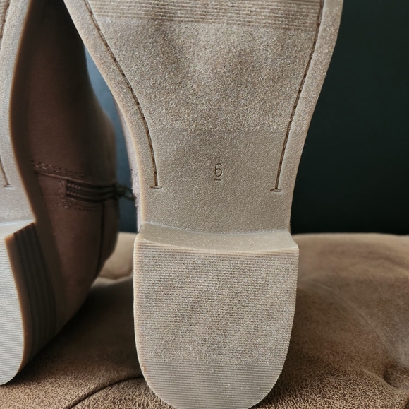 Womens Old Navy Faux-Suede Side-Buckle Booties~size 6 - Picture 7 of 7